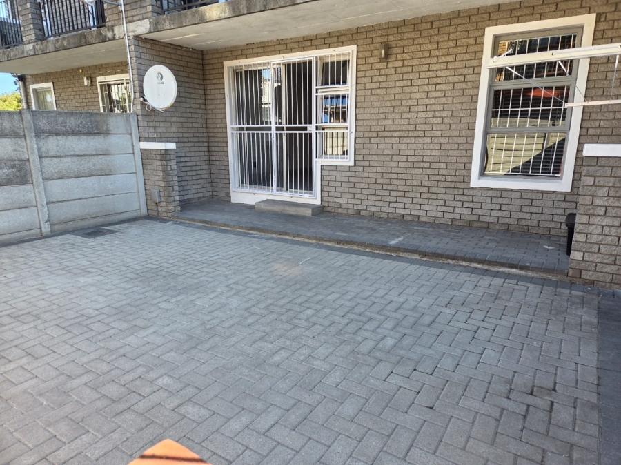 To Let 2 Bedroom Property for Rent in Oakglen Western Cape